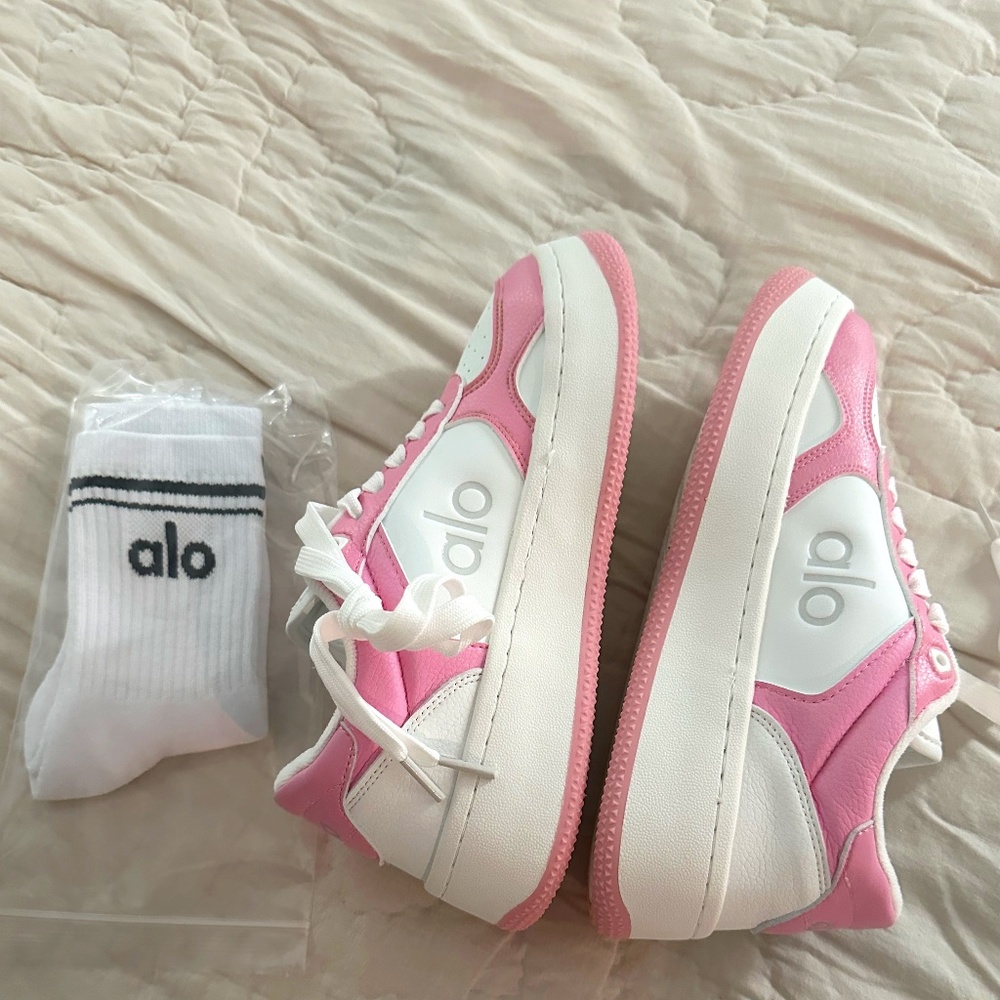 FAKE Alo Size 7 Women's sneakers. Pink & white.